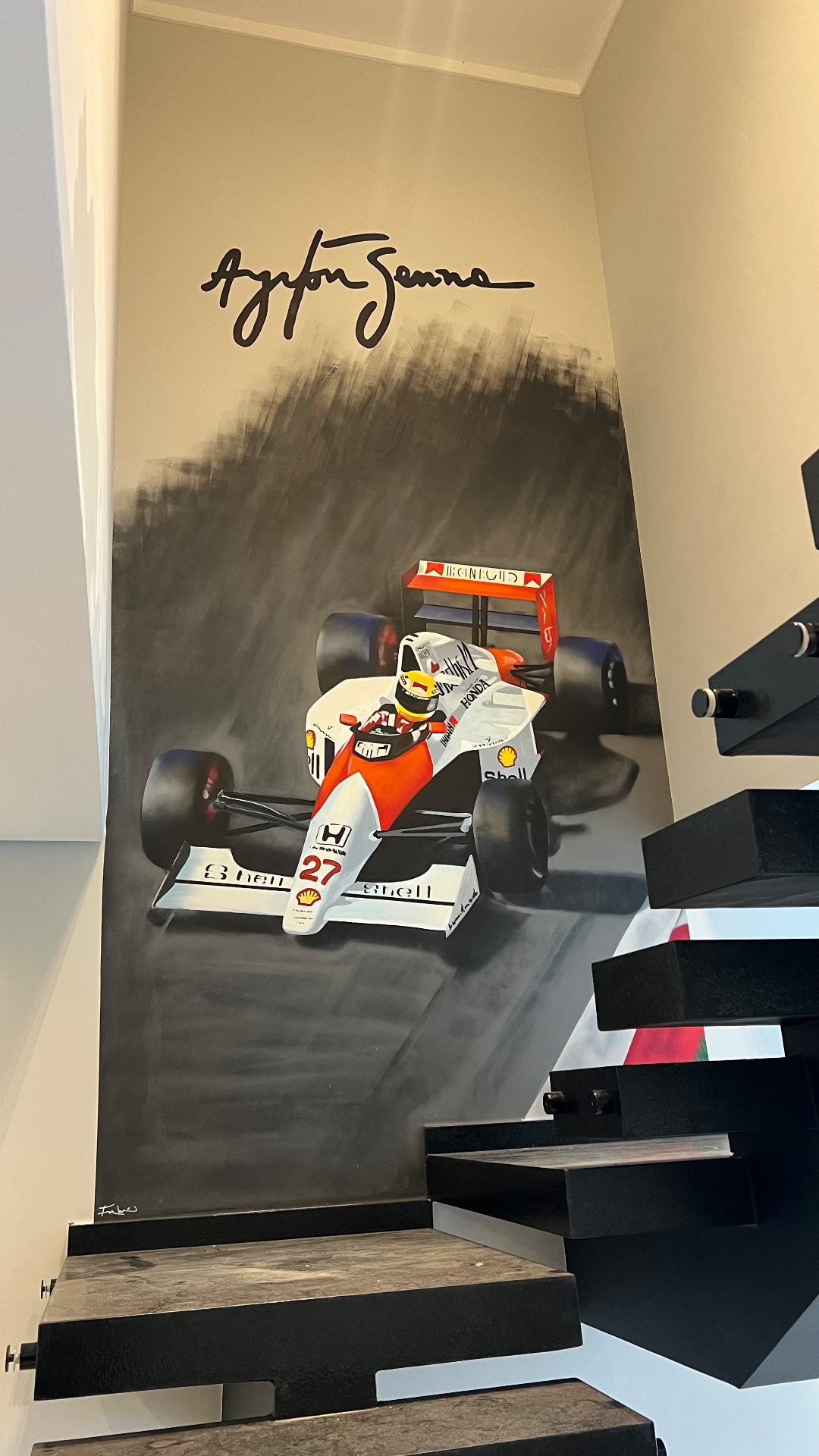 Mural automobilístico com carro de Fórmula 1 e assinatura de Ayrton Senna, integrado a uma escada